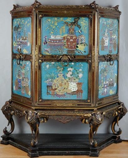 Maison Marnyhac CABINET de forme trapézoïd